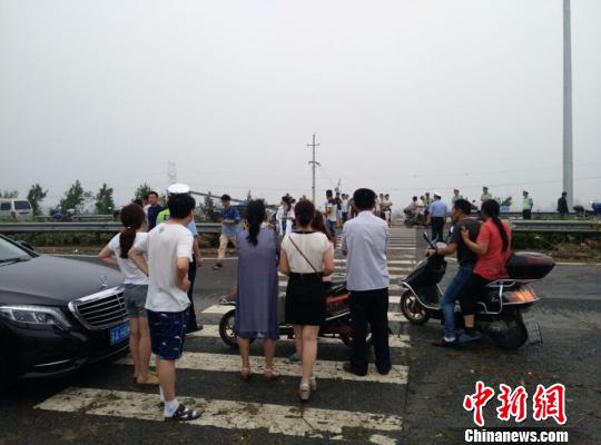 不知所措的当地民众暂时被聚集在公路上。 谷华 摄